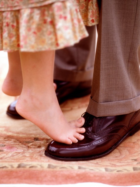 leeni vztahu s otcem - obrazek Dancing on dads feet